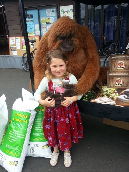 Isadora Jacobs with the Auckland Zoo Orangutan(1)